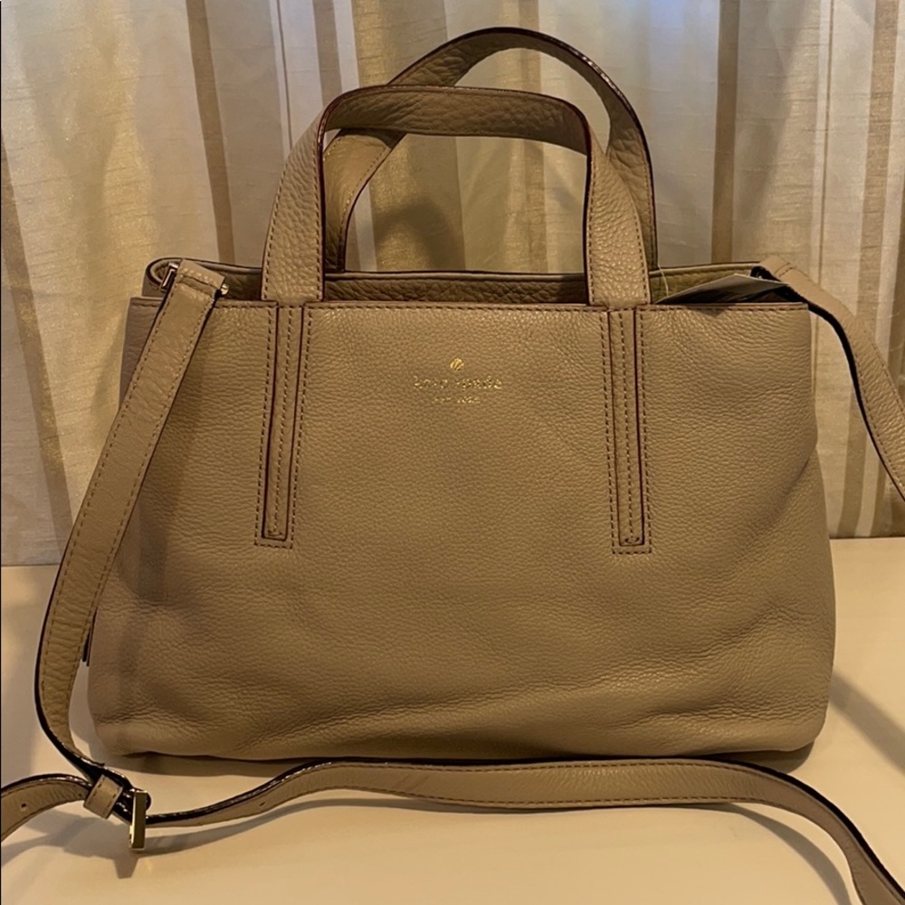 Famous milk tea color bag to match your outfit.